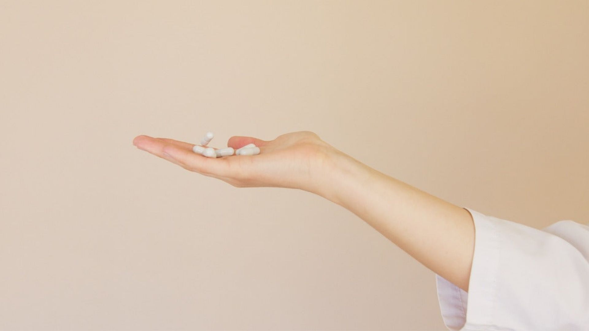 An image of a hand holding some antibiotics symbolising cannabis and antibiotics can be paired together